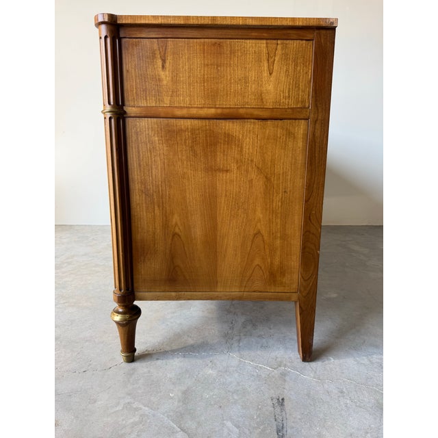 1970s Baker Furniture Hollywood Regency Louis XVI–Style Six-Drawer Dresser With Brass Hardware For Sale In Miami - Image 6 of 12