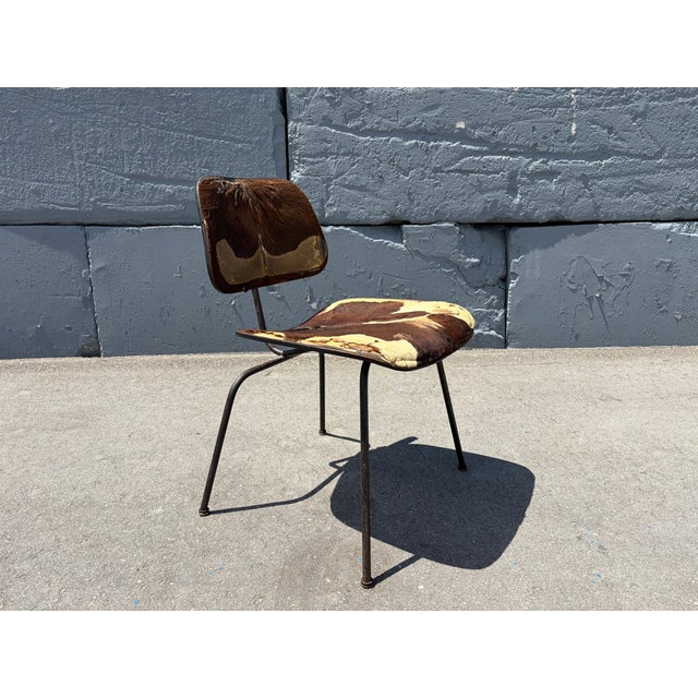 1950s Early Eames style DCM Dining Chair With Original Hair on Hide Upholstery, Cowhide For Sale In Miami - Image 6 of 16