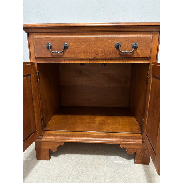 This is a beautiful and rare vintage Ethan Allen Country Crossing nightstand. Item #17-5426-227 Finished in warm cinnamon...