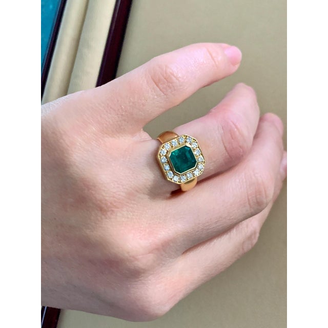 2000 - 2009 AGL Certified 2.25 Ct Minor Traditional Colombian Emerald Diamond 18 K Men Ring For Sale - Image 5 of 18