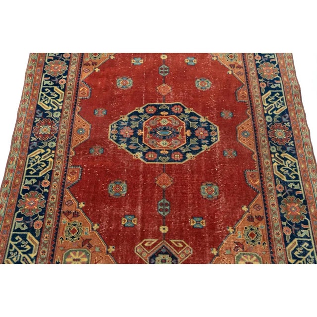 1920s Antique Persian Serapi Heriz Red Medallion Rug For Sale - Image 5 of 12
