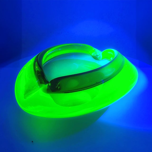 1960s Large Ashtray in Uranium Murano Glass. Made in Italy. For Sale - Image 6 of 9