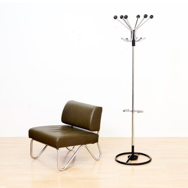 A sleek Bauhaus style coat stand dating from the 1970s, featuring a polished chrome tubular steel frame with contrasting...