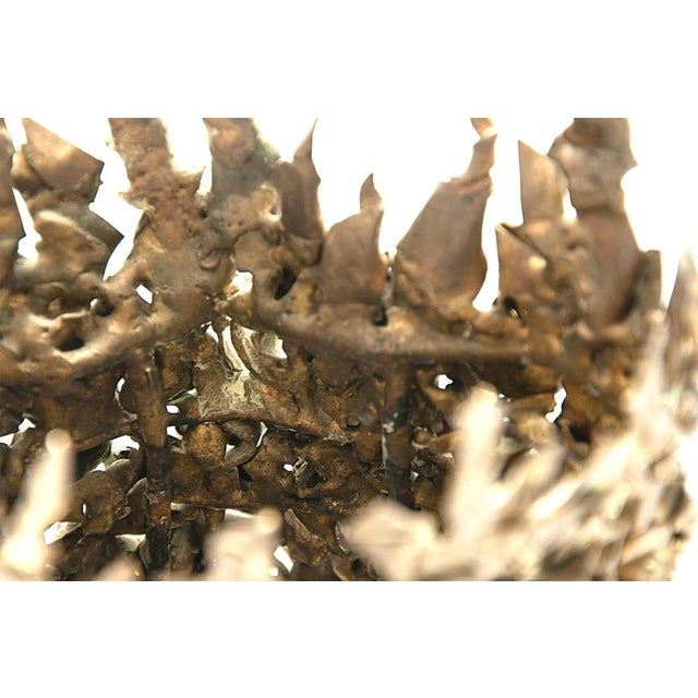 This light, or sculpture, is like a César Baldaccini compression. They are many pieces of brass gathered, in a block that...