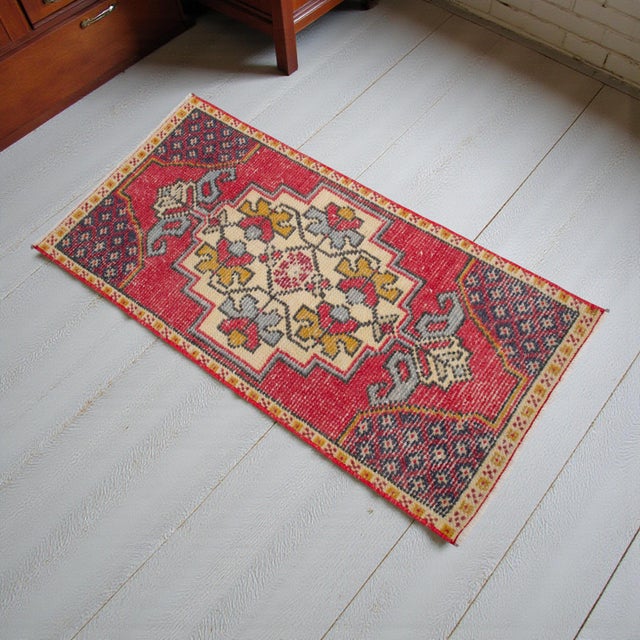 Turkish 1970s Hand Knotted Small Turkish Rug - 1'7" X 3'3" For Sale - Image 3 of 13