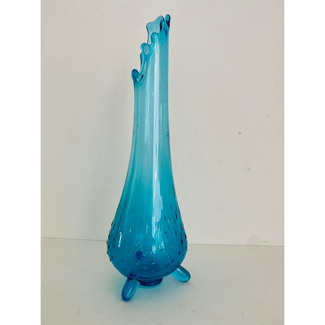 1960s Mid-Century Modern L.E Smith Turquoise Cyan Blue Hobnail Glass 3-Toed Footed Swung Vase For Sale - Image 5 of 11