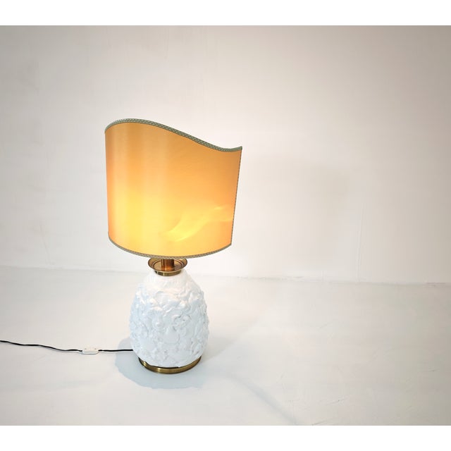 1960s White Ceramic Table Lamp with Embossed Shell Motifs, 1960s For Sale - Image 5 of 18