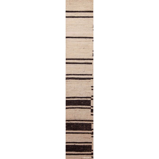 Nazmiyal Collection Minimalist Modern Runner Rug For Sale