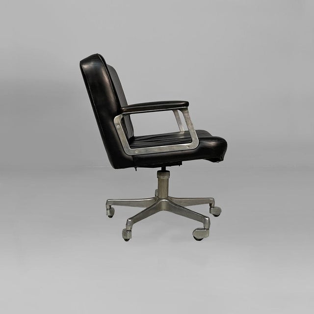 Italian Modern Leather and Metal Armchair by Osvaldo Borsani for Tecno, 1970s For Sale - Image 3 of 18