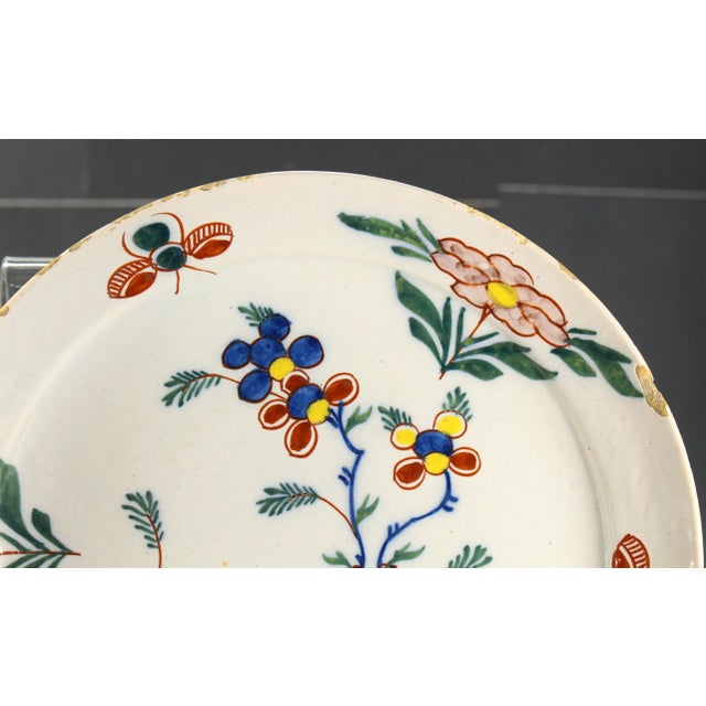 Garniture of 3 Dutch Delft Polychrome Charger 12" & Pair of Plates 8.75" For Sale - Image 10 of 18