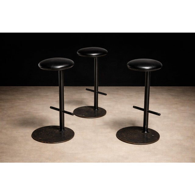 1980s Ricardo Fasanello (1930–1993) Ciranda Stools, Set of Three, Brazil, 1986 — Black Carbon Steel and Leather For Sale - Image 5 of 11