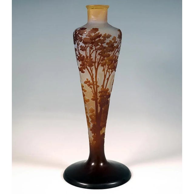 Baluster-shaped vase body on a wide, round base, conical wall that widens upwards, on slightly sloping shoulders a short,...
