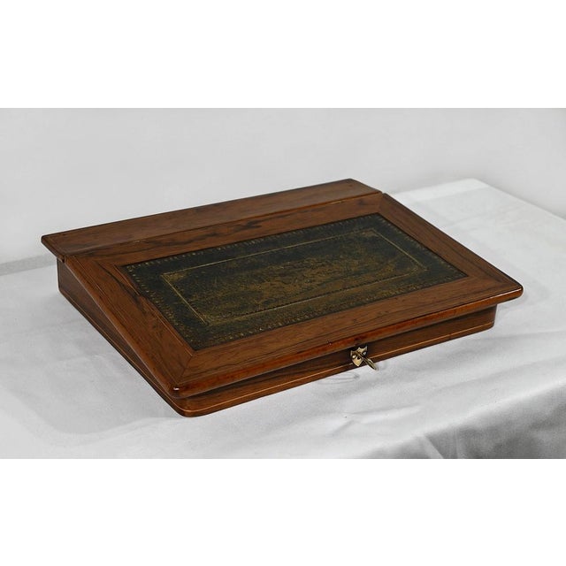 Charming travel writing desk underlined with nets. Its top, assembled with tab cutting, is dark with green leather,...