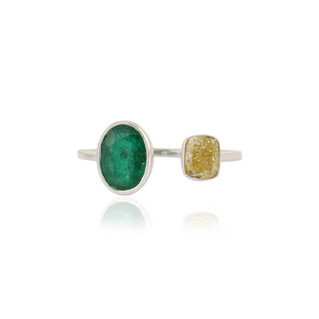 Modern Toi Et Moi Emerald & Yellow Diamond Bypass Ring Size 9, 1.88ct in 18k White Gold For Sale - Image 4 of 15