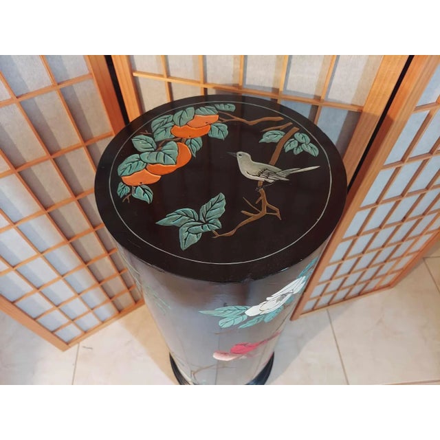 Vintage Round Chinoiserie Laquered Pedestal Decorated With Birds and Flowers For Sale In Orlando - Image 6 of 10