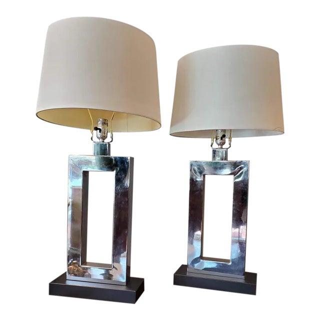 Pair of Mid-Century Modern Chrome Table Lamps With Black Bases For Sale