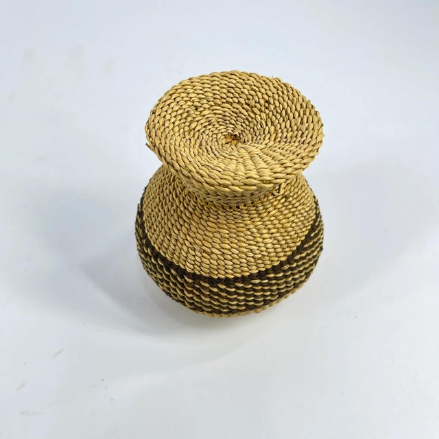 African Early 20th Century Zulu Miniature Herb Basket with Lid South Africa MATTER COLLECTION For Sale - Image 3 of 8