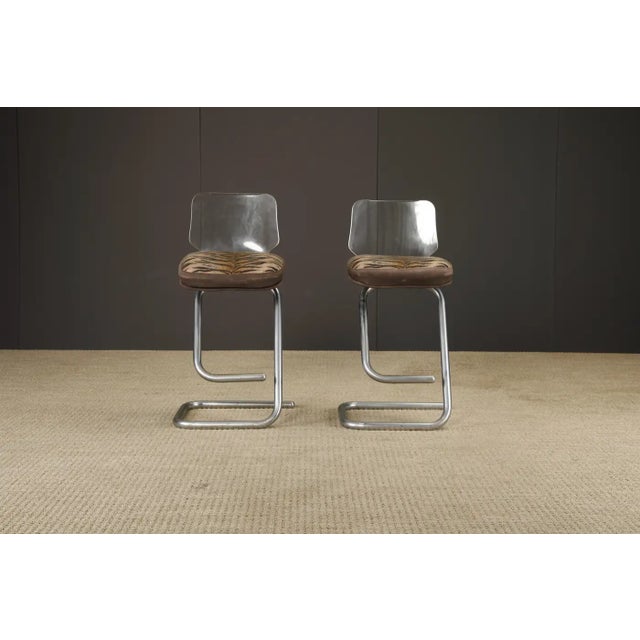 Pair of Lucite and Chrome Barstools by Luigi Bardini for Miniforms Italy, 1970s For Sale In Los Angeles - Image 6 of 18