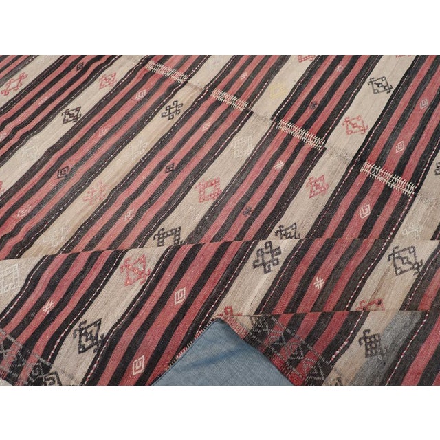 Textile Galerie Shabab Collection Mid-20th Century Handmade Turkish Flatweave Kilim Room Size Carpet For Sale - Image 7 of 8