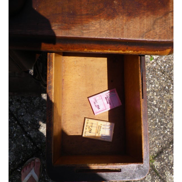 Singer Sewing Machine with Lighting, 1928 For Sale - Image 13 of 18