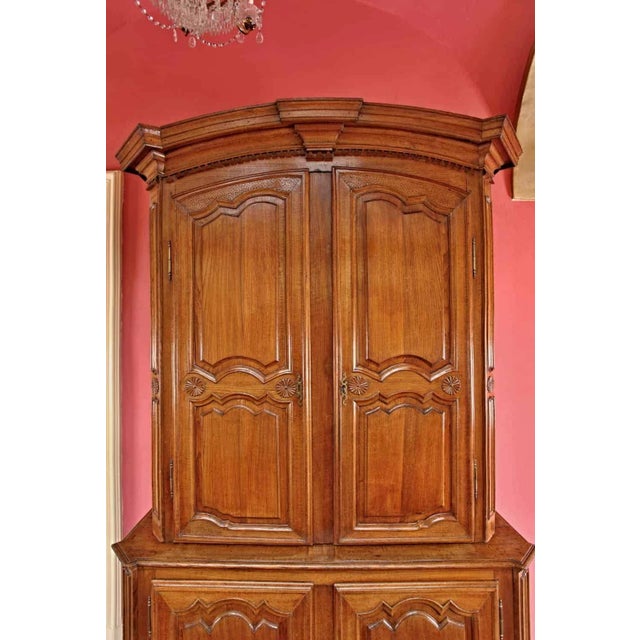 Hand-carved from solid oak. Excellent quality workmanship with tenon joints. Original locks and keys. Complete. Cassette...