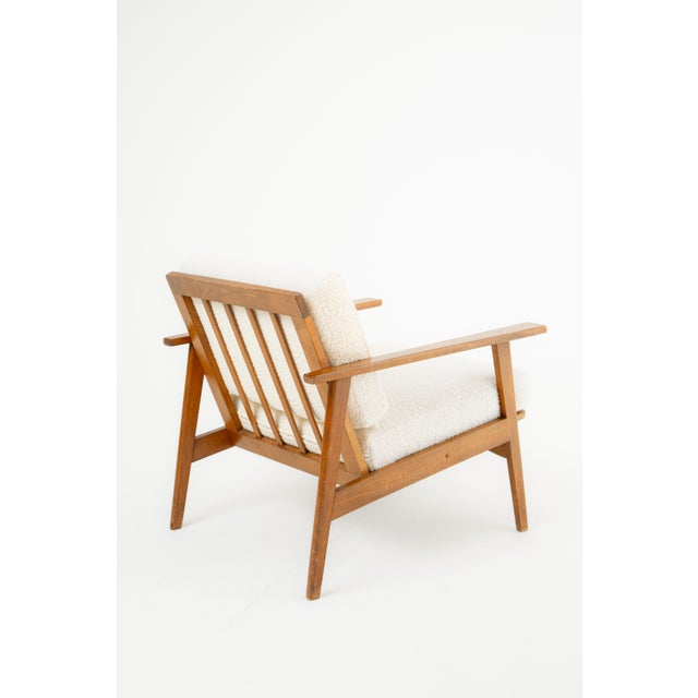 Discover this vintage-style lounge chair, a beautifully restored Mid-Century Modern piece upholstered in exquisite cream...