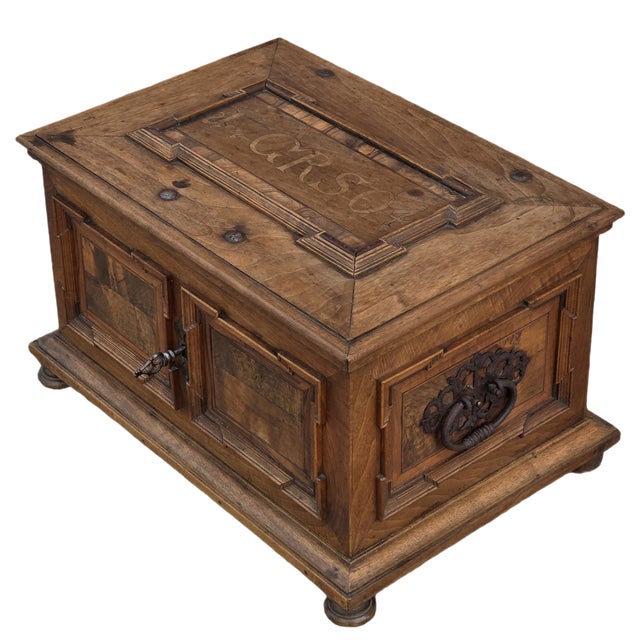 Chest of Drawers in Walnut and Briar with Key, 1703 For Sale - Image 10 of 18