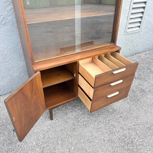 Mid 20th Century Mid Century Modern Walnuts Laminate Top China/Display Cabinet by Stanley Furniture For Sale - Image 5 of 12