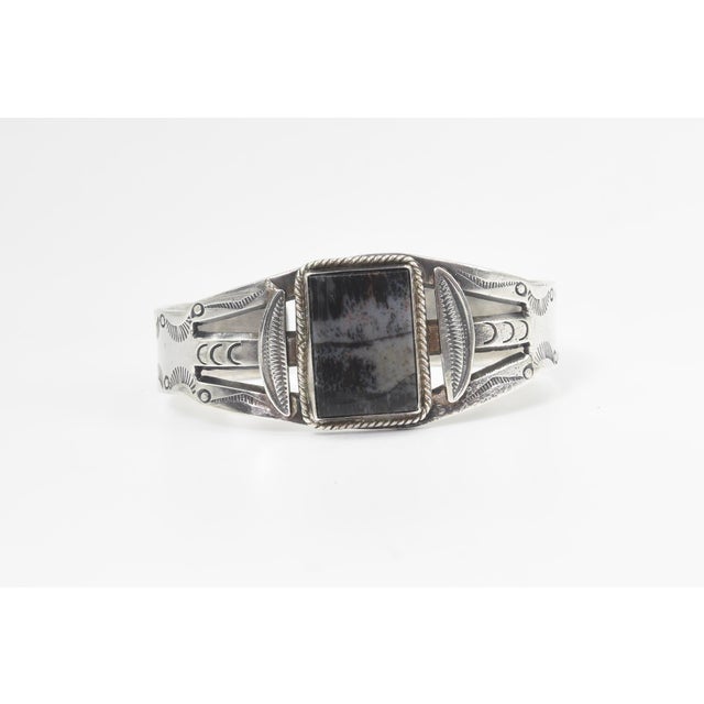 Mid 20th Century Southwestern Fred Harvey Style Sterling Silver and Petrified Wood Cuff Bracelet For Sale In Miami - Image 6 of 10