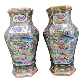 Chinese Famille Rose Medallion Bird & Flower Design Wall Pocket Vase Pair For Sale