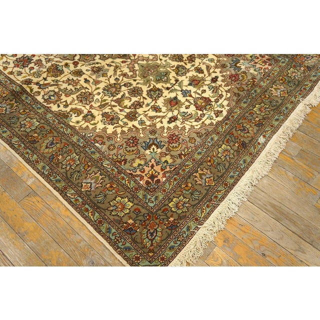 1940s Traditional Ivory Field Floral Vintage Tabriz Silk Highlights Carpet Rug For Sale - Image 4 of 4