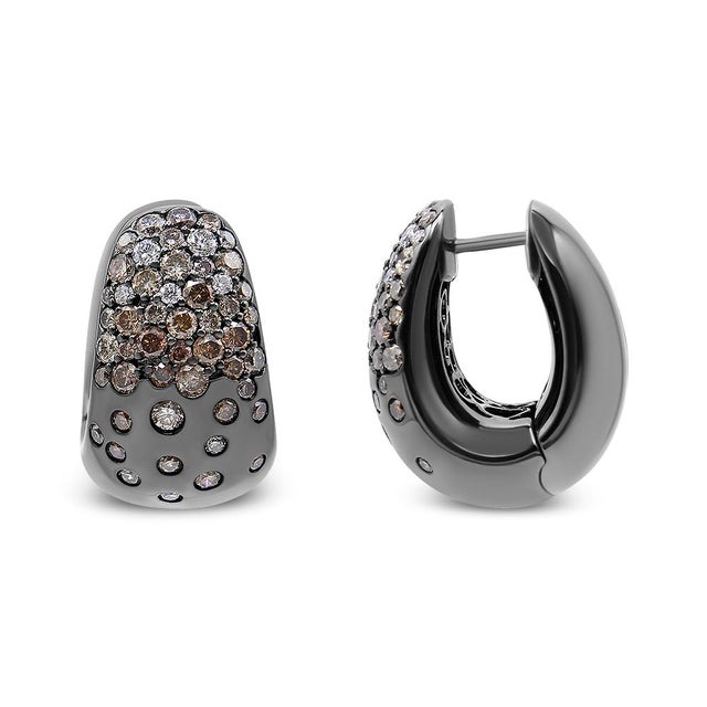 Step your earring game up a notch by with this unique take on the diamond huggie hoop style. This pair of huggie hoop...