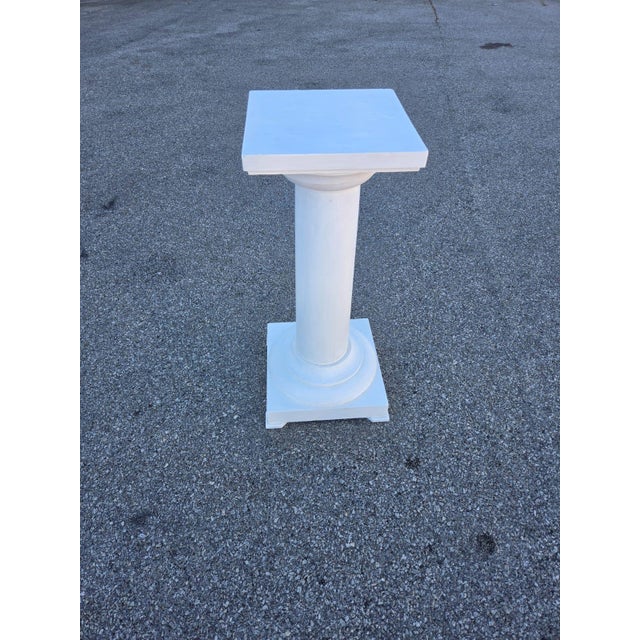 This 19th century American Victorian pedestal is made of sturdy pine wood and painted in white. Its medium size and...
