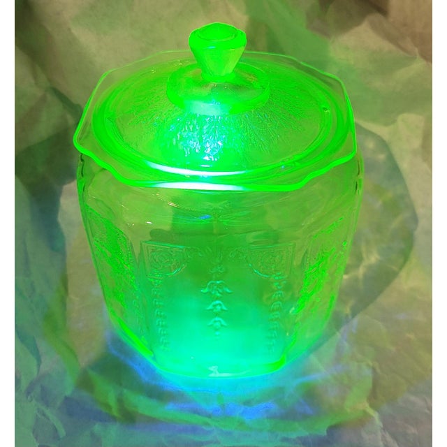 Light up your life and your uranium glass collection with this Anchor Hocking Vaseline glass ginger jar. Glows intensely...