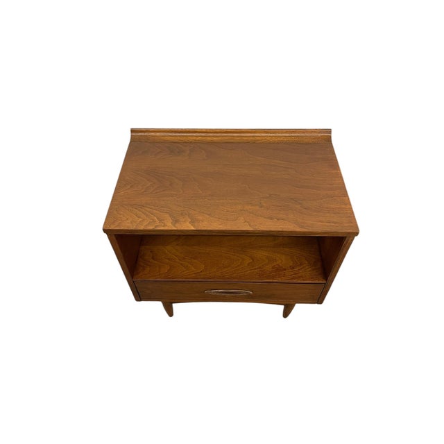Wood 1970s Mid-Century Modern Pair of Walnut-Toned End Tables With Open Shelf and Dovetail Drawer For Sale - Image 7 of 9
