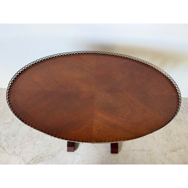Hollywood Regency Vintage Hekman Chippendale Style Mahogany Matched-Grain Oval Side Table With Brass Gallery For Sale - Image 3 of 12