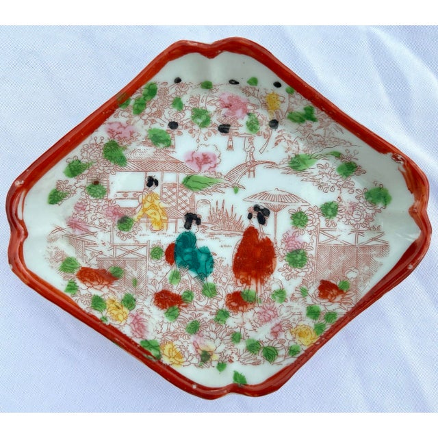 Japanese 1920’s Antique Japanese Chinoiserie Hand Painted Traditional Geisha Girl & Pagoda Plates & Small Bowls - A 26 Piece Set For Sale - Image 3 of 12