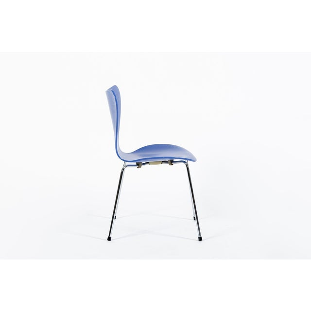 Mid-Century Modern Blue Danish Modern Dining Chair Series 7 by Arne Jacobsen for Fritz Hansen For Sale - Image 3 of 15