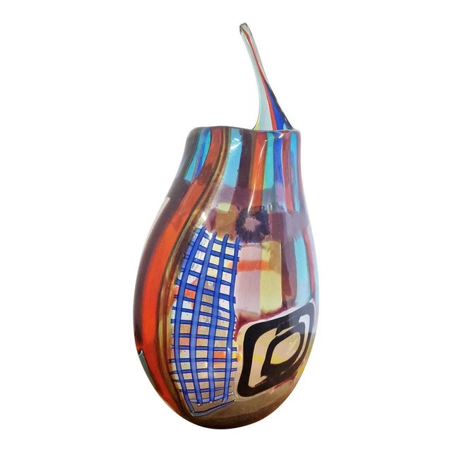 The vase signed Colizza was made, according to tradition, by master glassmakers inside the Murano furnaces, in Venice....