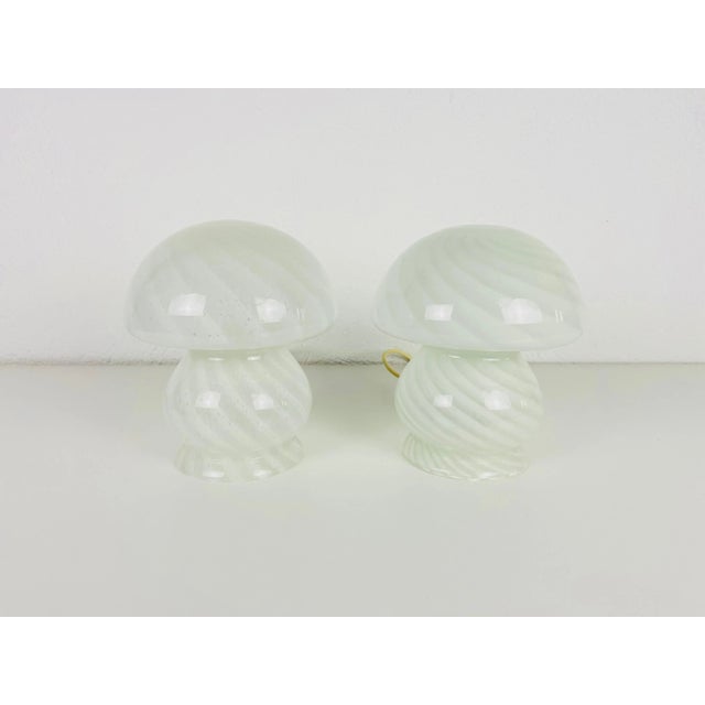 Pair of beautiful Italian table lamps by Vetri d‘Arte Murano. They have a extraordinary mushroom shape. Very good vintage...