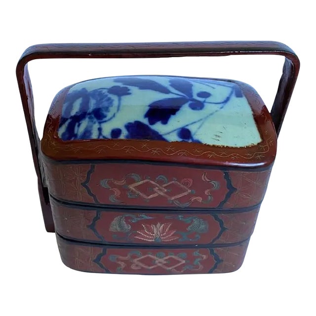 Early 20th Century Vintage Hand Painted Chinese Lunch Box With Blue White Ceramic Insert For Sale