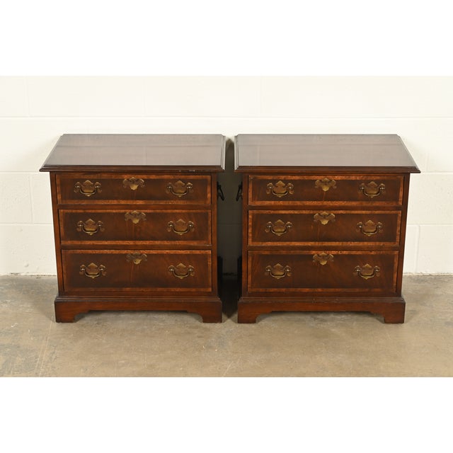 English Baker Furniture Style Georgian Banded Flame Mahogany and Burlwood Three-Drawer Bedside Chests, Pair For Sale - Image 3 of 14
