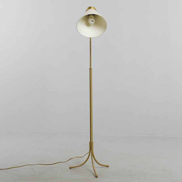 Josef Frank´s floor lamp model 1842 is a slender, height-adjustable reading lamp, designed in 1932 for Svenskt Tenn. This...