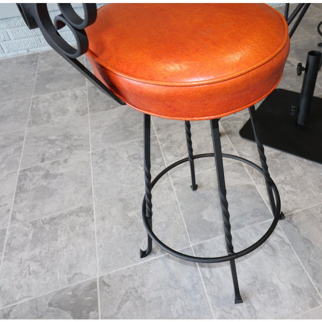 Late 20th Century Vintage Spanish Revival Wrought Iron Swivel Bar Stool Set With Matching Mesh Bar Table & Heavy Umbrella Stand – Mid-Century, Orange Vinyl For Sale - Image 5 of 12