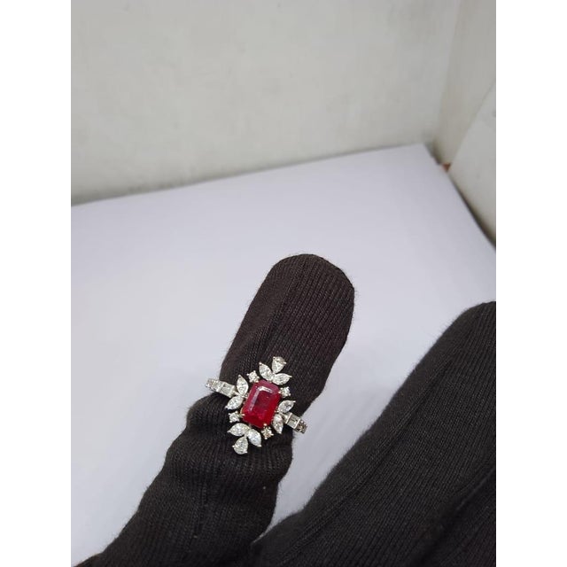 Modern Natural Ruby 1.08cts & Diamond 0.75cts Ring in 18k Gold For Sale - Image 3 of 8