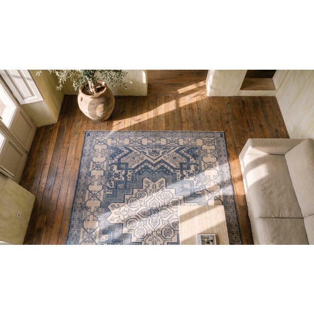 Early 20th Century 1930s Blue-White Medallion Antique Indian Agra Rug Knotted Pile 4' 1" X 6' 8" Cotton Carpet For Sale - Image 5 of 7