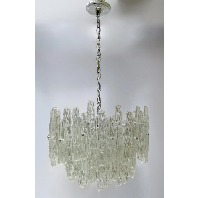 Kalmar C.1960s Mid-Century Modern Style of Kalmar 3-Tiered Lucite & Chrome Icicle Dripped Chandelier For Sale - Image 4 of 12