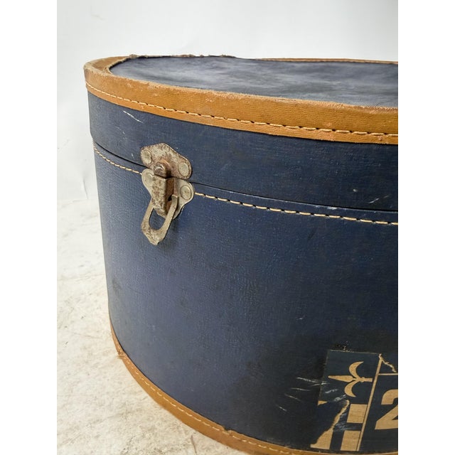 Antique Hat Box in Blue-Lined Cardboard and Leather, 1890s For Sale - Image 4 of 16