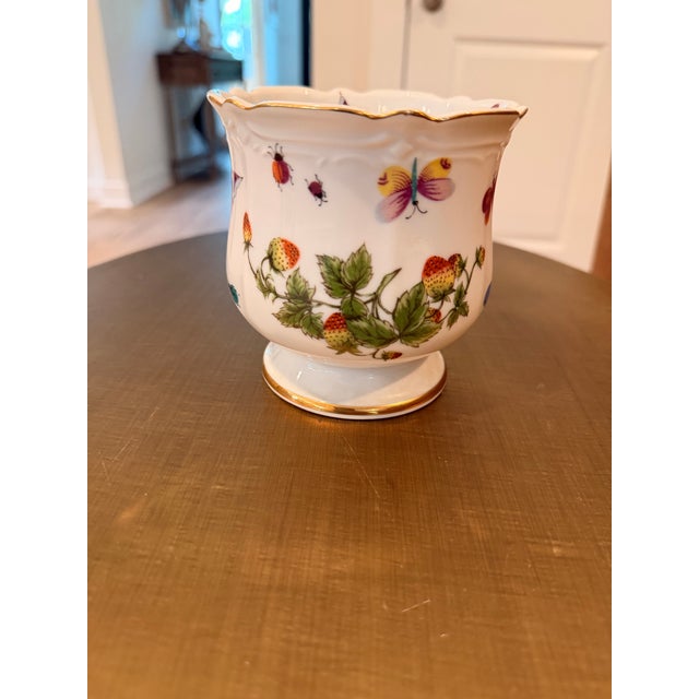 White Mid 20th Century Ardalt Japan Hand-Painted Porcelain Cachepot Jardinière With Butterflies & Strawberries, Pattern 7083 For Sale - Image 8 of 10