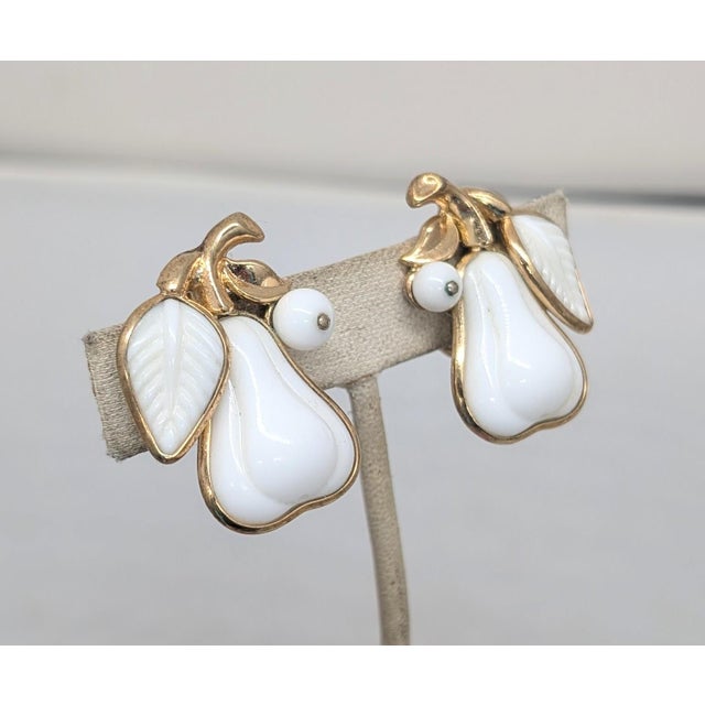 Vintage Alfred Philippe for Crown Trifari White Thermoset Pear Clip Earrings, 1954- 2 Pieces For Sale In Philadelphia - Image 6 of 7